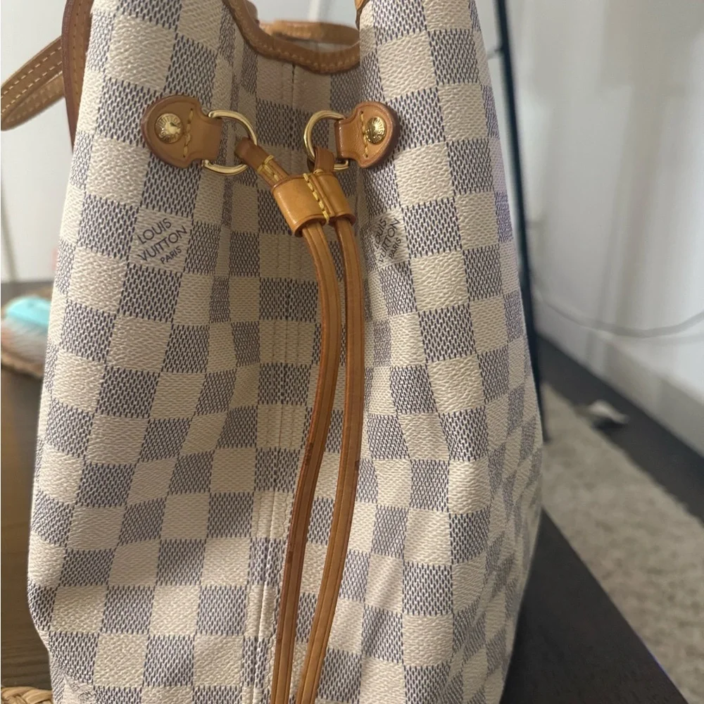 Louis Vuitton Beige Checkered Shoulder Bag with Scarf - Picture 6 of 16